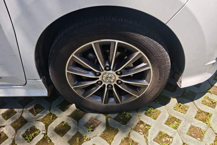 Used SAIC MAXUS G10 2016 2.0T Automatic Flagship Edition Right Front Wheel Hub