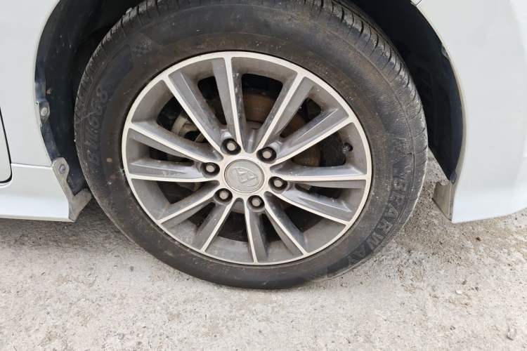 Used SAIC MAXUS G10 2016 2.0T Automatic Luxury Executive Edition Right Front Wheel Hub