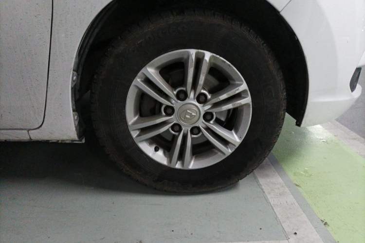 Used SAIC MAXUS G10 2016 2.0T Automatic Luxury Edition Right Front Wheel Hub
