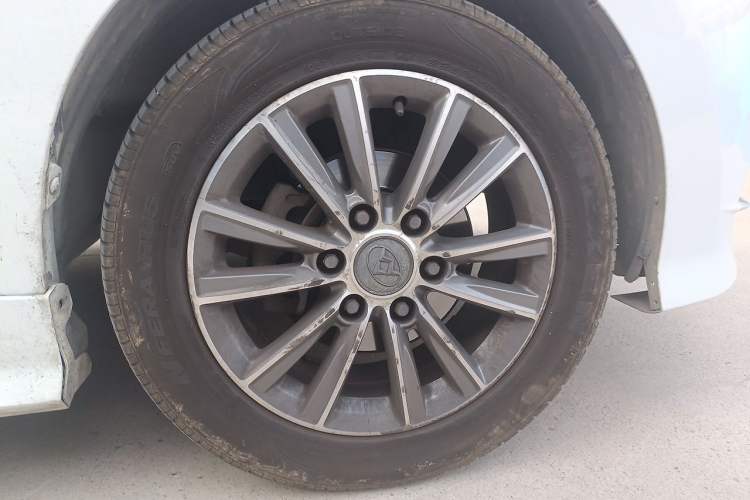 Used SAIC MAXUS G10 2016 2.0T Automatic Luxury Executive Edition Right Front Wheel Hub