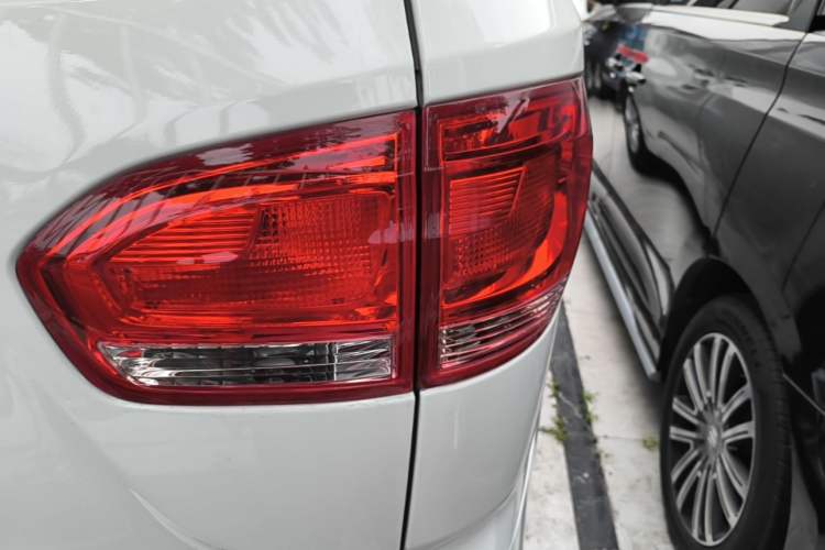 Used SAIC MAXUS G10 2016 2.0T Automatic Elite Edition Right Rear Taillight