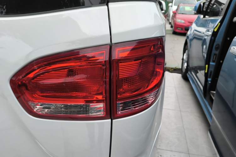 Used SAIC MAXUS G10 2016 1.9T Automatic Luxury Edition Diesel China V Standard Right Rear Taillight