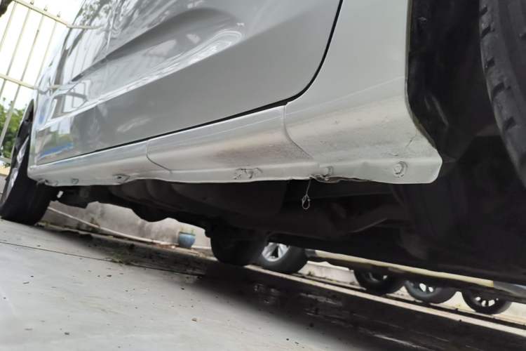 Used SAIC MAXUS G10 2016 2.0T Automatic Elite Edition Right Side Sill