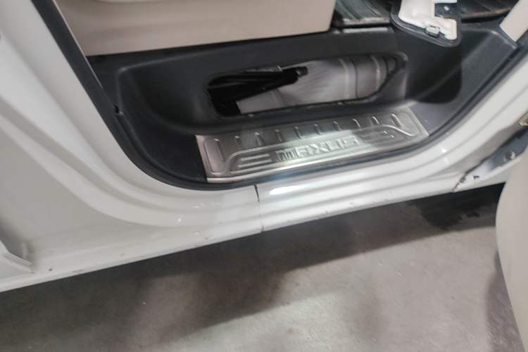 Used SAIC MAXUS G10 2016 2.0T Automatic Elite Edition Right Side Sill