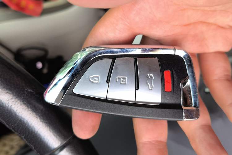 Used SAIC MAXUS G10 2016 2.0T Automatic Luxury Executive Edition Vehicle Key