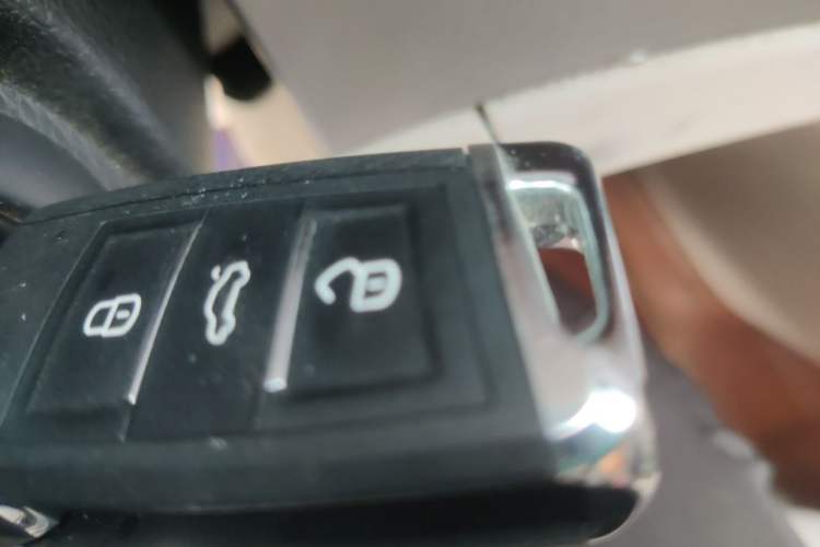 Used SAIC MAXUS G10 2016 2.4L Manual Elite Edition Vehicle Key