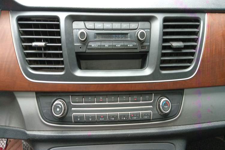 Used SAIC MAXUS G10 2016 2.4L Manual Elite Edition Audio And AC Panel