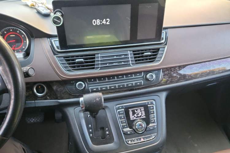 Used SAIC MAXUS G10 2016 2.0T Automatic Luxury Executive Edition Audio And AC Panel