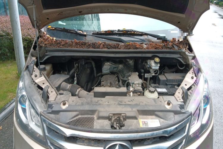 Used SAIC MAXUS G10 2016 2.4L Manual Elite Edition Engine Bay