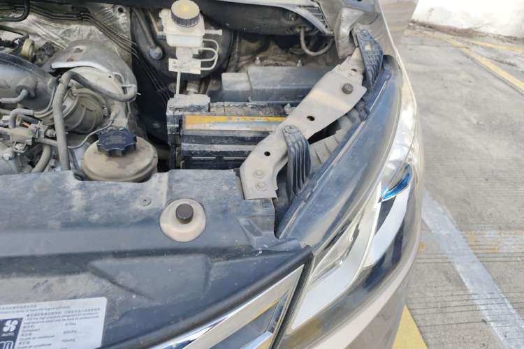 Used SAIC MAXUS G10 2016 2.0T Automatic Elite Edition Engine Bay Left