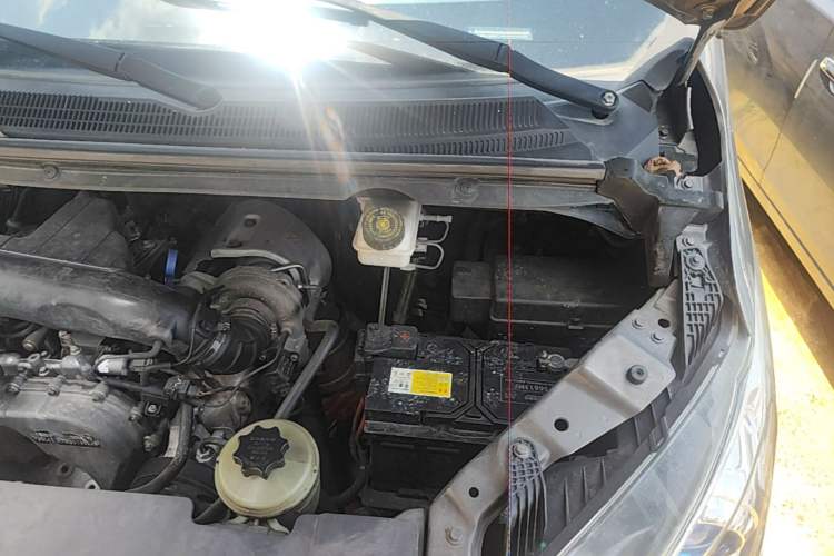 Used SAIC MAXUS G10 2016 2.0T Automatic Elite Edition Engine Bay Left