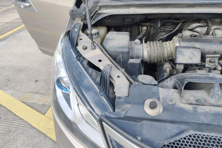 Used SAIC MAXUS G10 2016 2.0T Automatic Elite Edition Engine Bay Right