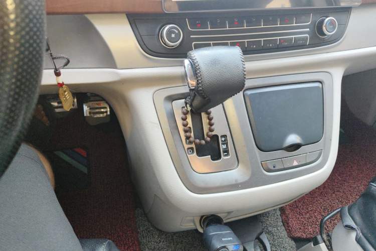 Used SAIC MAXUS G10 2016 2.0T Automatic Elite Edition Gear Lever
