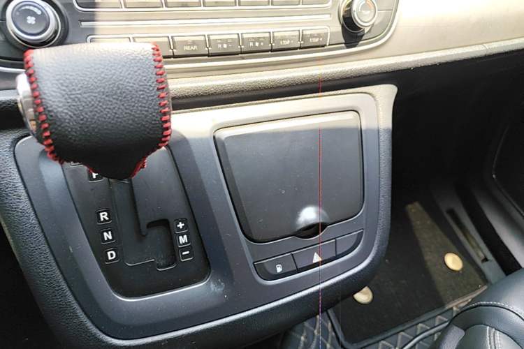 Used SAIC MAXUS G10 2016 2.0T Automatic Elite Edition Gear Lever