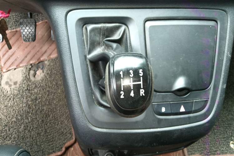 Used SAIC MAXUS G10 2016 2.4L Manual Elite Edition Gear Lever