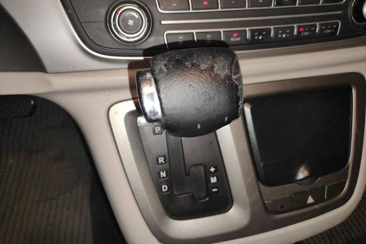 Used SAIC MAXUS G10 2016 2.0T Automatic Elite Edition Gear Lever