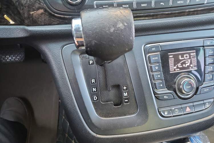 Used SAIC MAXUS G10 2016 2.0T Automatic Luxury Executive Edition Gear Lever