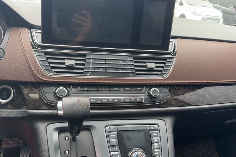Used SAIC MAXUS G10 2016 2.0T Automatic Luxury Executive Edition Interior 2