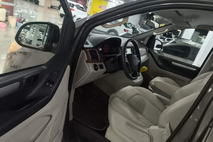 Used SAIC MAXUS G10 2016 2.4L Manual Elite Edition Interior 3