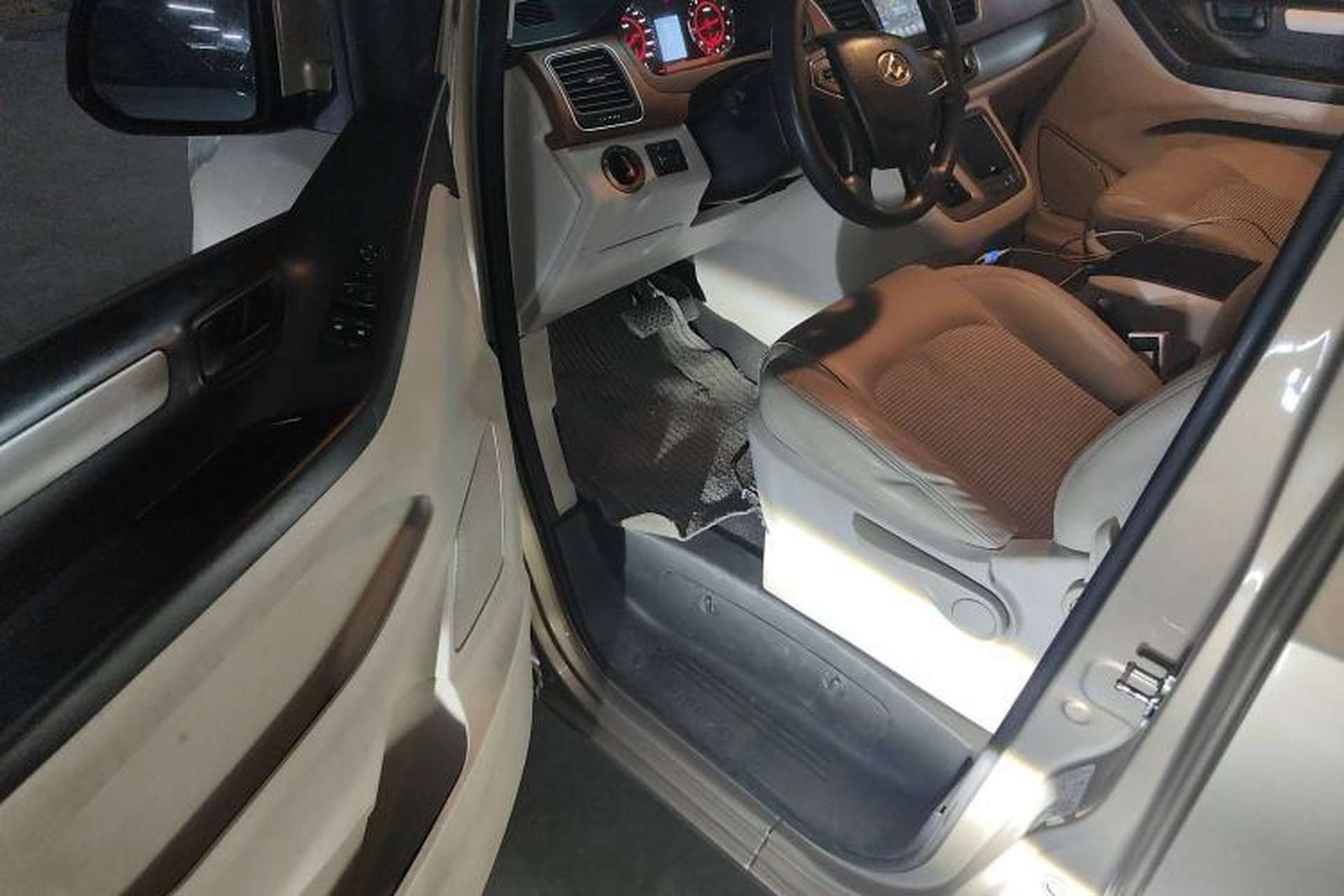 Used SAIC MAXUS G10 2016 2.0T Automatic Elite Edition Interior 3