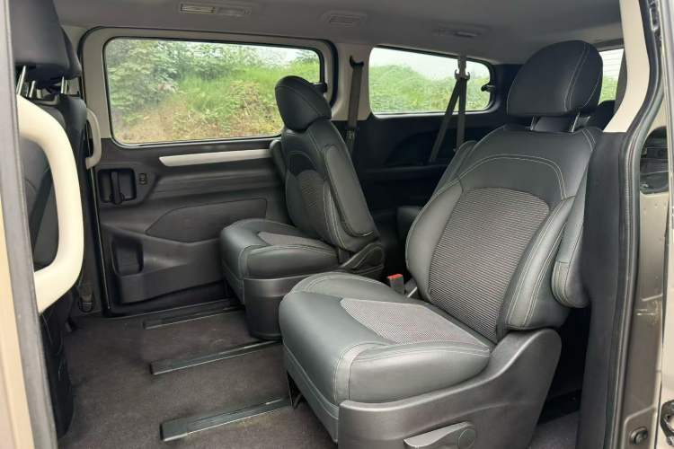 Used SAIC MAXUS G10 2016 2.4L Manual Elite Edition Interior 4