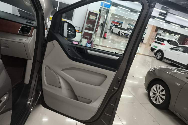 Used SAIC MAXUS G10 2016 2.4L Manual Elite Edition Interior 5