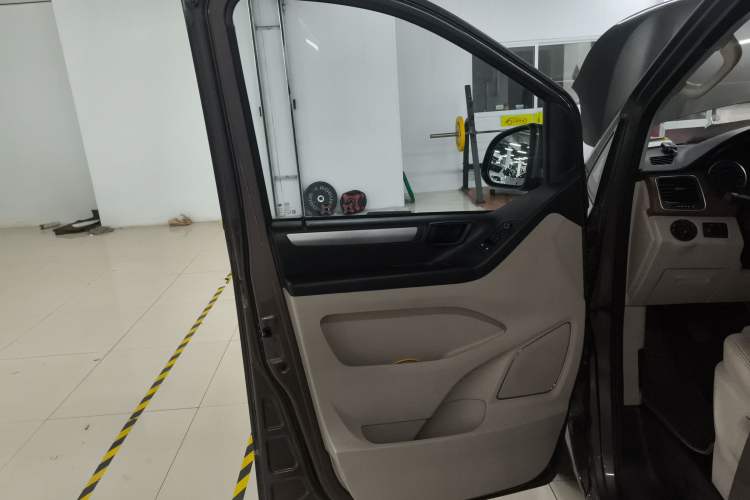 Used SAIC MAXUS G10 2016 2.4L Manual Elite Edition Interior 7