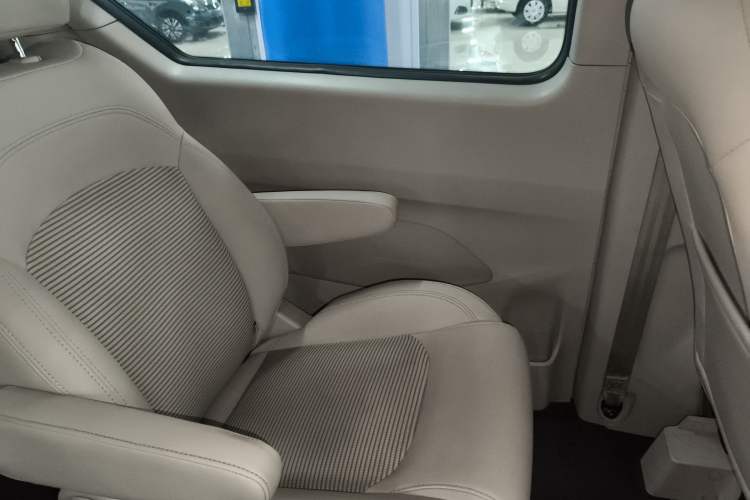 Used SAIC MAXUS G10 2016 2.4L Manual Elite Edition Interior 8