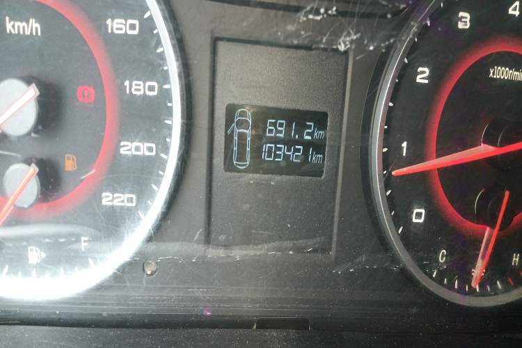 Used SAIC MAXUS G10 2016 2.4L Manual Elite Edition Odometer Close Up