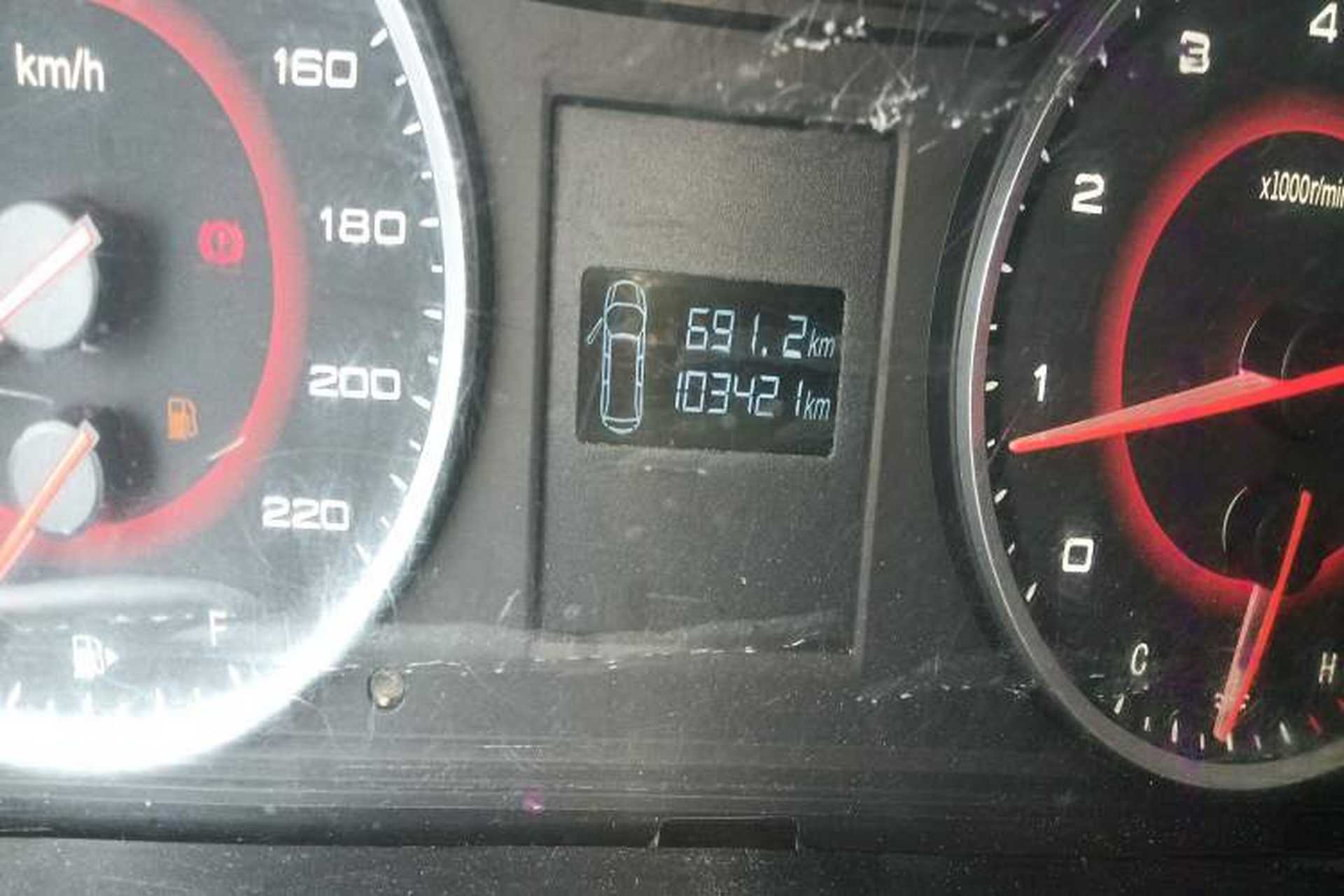 Used SAIC MAXUS G10 2016 2.4L Manual Elite Edition Odometer Close Up