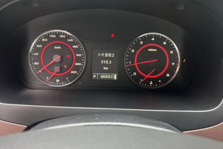 Used SAIC MAXUS G10 2016 2.0T Automatic Luxury Executive Edition Odometer Close Up