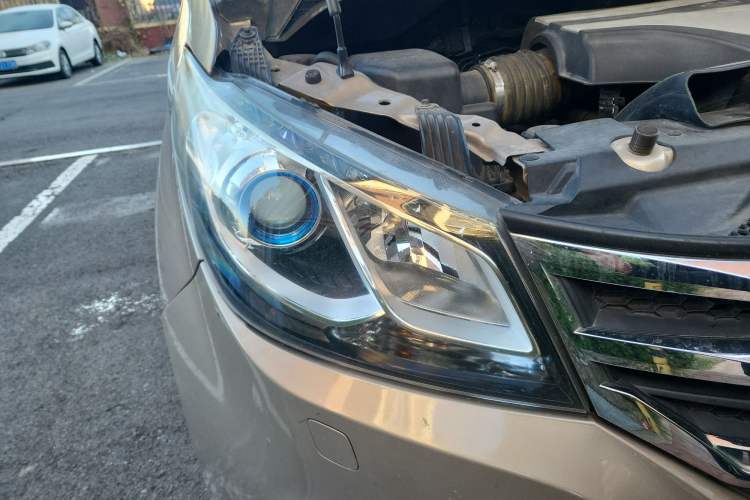 Used SAIC MAXUS G10 2016 2.0T Automatic Luxury Executive Edition Right Front Headlight
