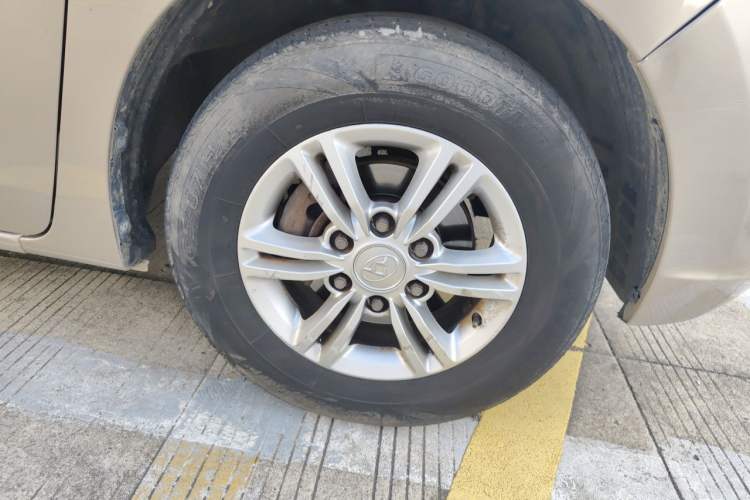 Used SAIC MAXUS G10 2016 2.0T Automatic Elite Edition Right Front Wheel Hub