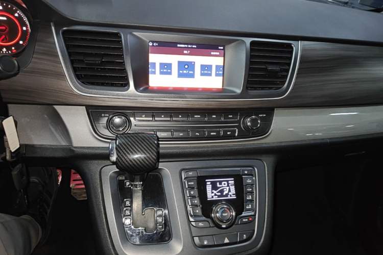 Used SAIC MAXUS G10 2018 PLUS 1.9T Automatic Luxury Edition Diesel Audio And AC Panel