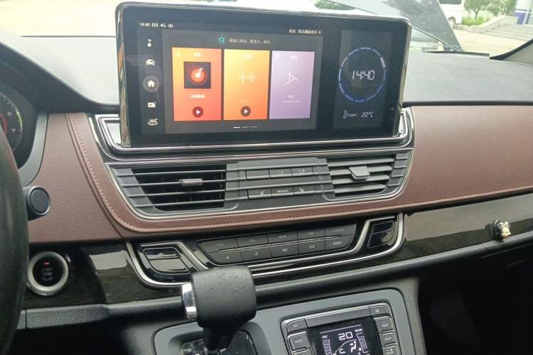 Used SAIC MAXUS G10 2018 PLUS 2.0T Automatic Luxury Executive Edition Audio And AC Panel