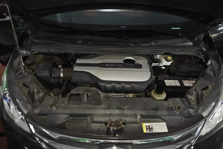Used SAIC MAXUS G10 2018 PLUS 2.0T Manual Elite Edition Engine Bay