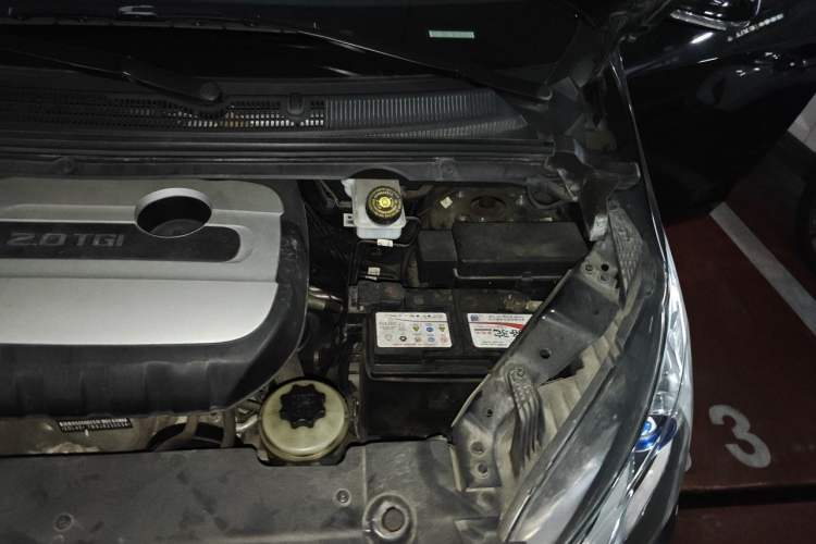 Used SAIC MAXUS G10 2018 PLUS 2.0T Manual Elite Edition Engine Bay Left