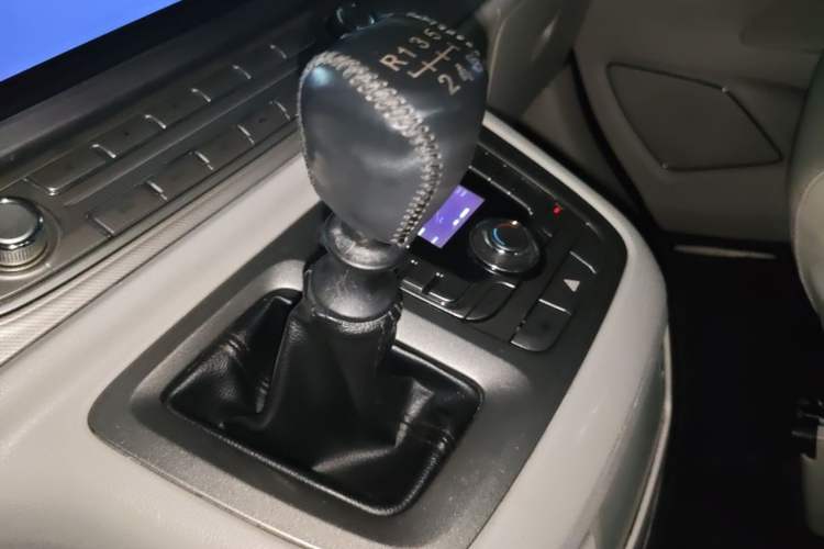 Used SAIC MAXUS G10 2018 PLUS 2.0T Manual Elite Edition Gear Lever