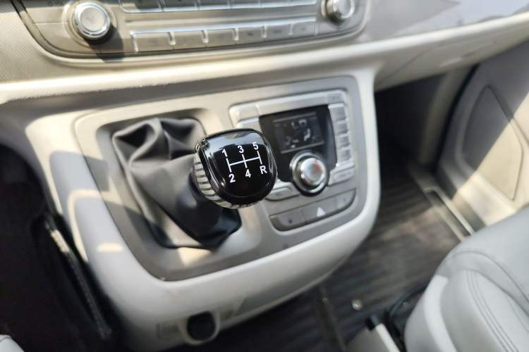 Used SAIC MAXUS G10 2018 PLUS 2.4L Manual Elite Edition Gear Lever