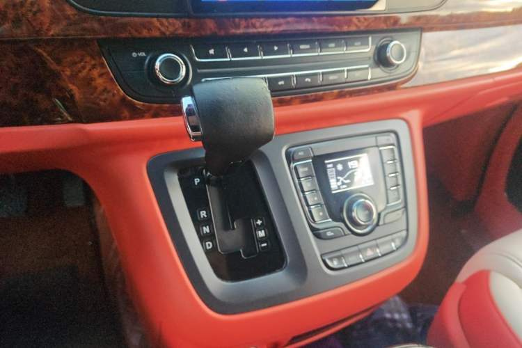 Used SAIC MAXUS G10 2018 PLUS 2.0T Automatic Elite Edition Gear Lever