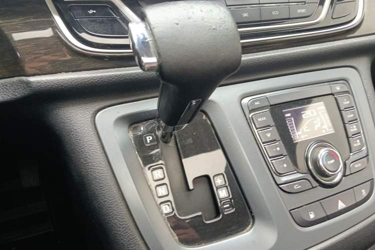 Used SAIC MAXUS G10 2018 PLUS 2.0T Automatic Luxury Executive Edition Gear Lever