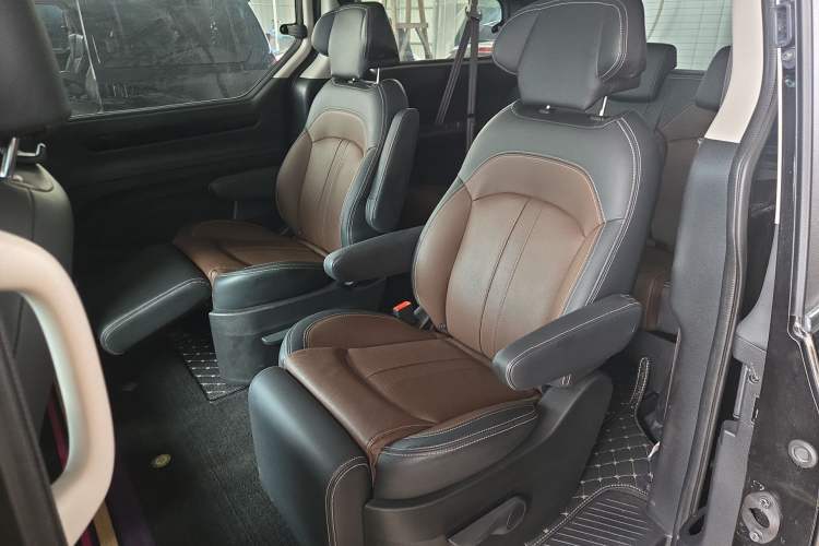 Used SAIC MAXUS G10 2018 PLUS 2.0T Automatic Luxury Executive Edition Interior 4