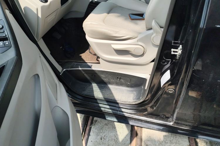 Used SAIC MAXUS G10 2018 PLUS 2.4L Manual Elite Edition Left Front Seat