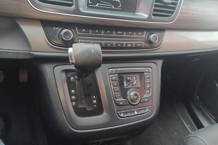 Used SAIC MAXUS G10 2018 PLUS 2.0T Automatic Elite Edition Gear Lever