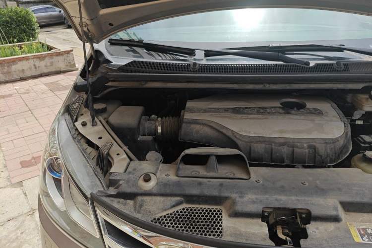 Used SAIC MAXUS G10 2018 PLUS 2.0T Automatic Executive Edition Engine Bay Right