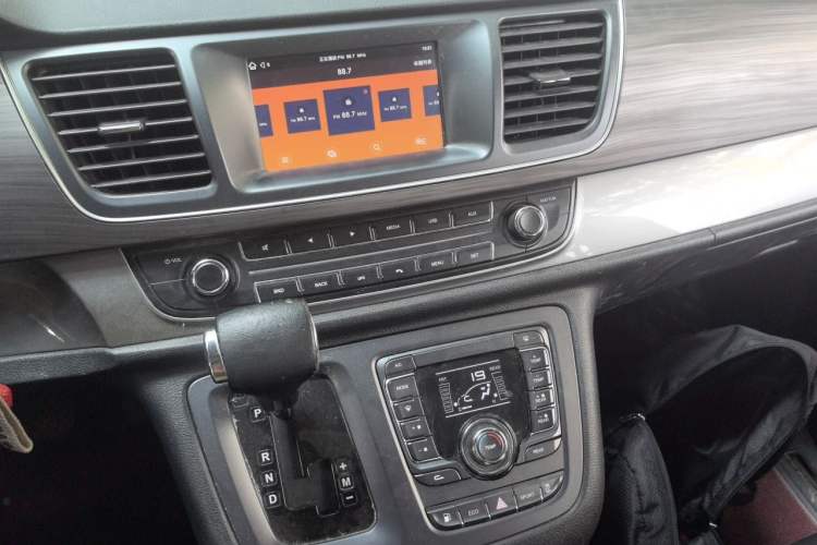 Used SAIC MAXUS G10 2018 PLUS 2.0T Automatic Luxury Edition Audio And AC Panel