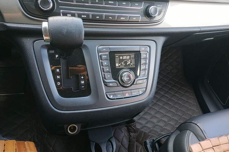 Used SAIC MAXUS G10 2018 PLUS 2.0T Automatic Elite Edition Gear Lever