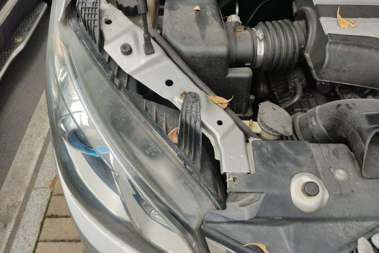 Used SAIC MAXUS G10 2018 PLUS 2.0T Manual Elite Edition Engine Bay Right