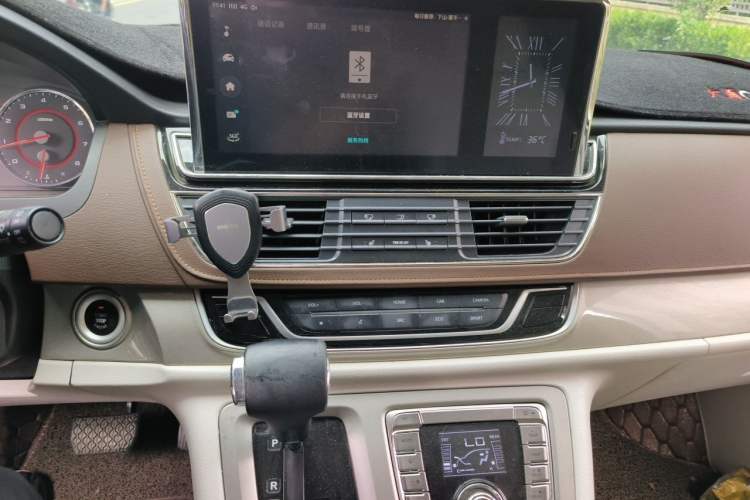 Used SAIC MAXUS G10 2018 PLUS 2.0T Automatic Black Gold Luxury Edition Audio And AC Panel