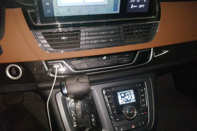 Used SAIC MAXUS G10 2018 PLUS 2.0T Automatic Black Gold Luxury Edition Audio And AC Panel